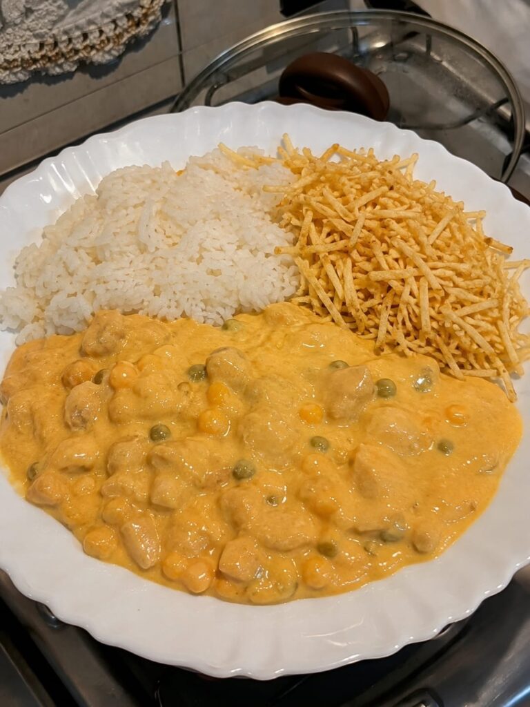 Prato com arroz, strogonoff de frango e batata palha